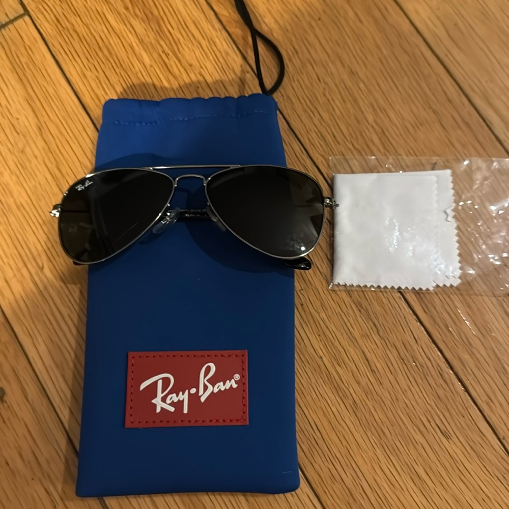 Kids avaitor ray ban 
Metal